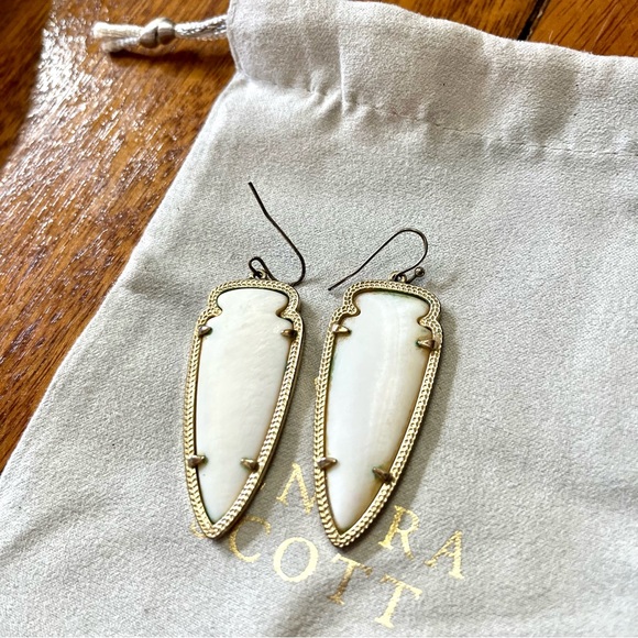 Kendra Scott SKYLAR White Mother of Pearl Arrowhead Earrings - Picture 4 of 4